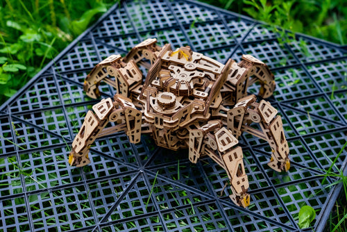 Ugears Hexapod Explorer -kuusijalkainen robotti – puinen 3D-palapeli, 388 osaa