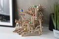 Ugears Marble Run Tiered Hoist -kuularata kerroshissillä – puinen 3D-palapeli, 266 osaa